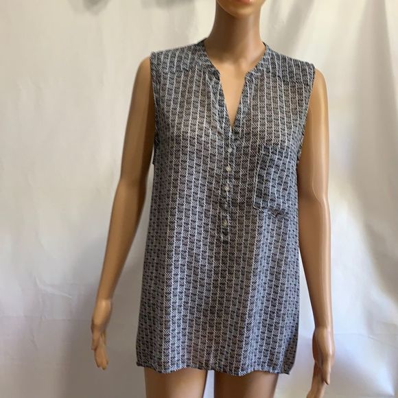 H&M Tops - H&M Women’s Short Sleeve V Neck Tunic Polyester